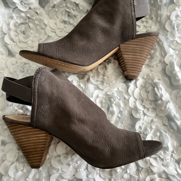 Vince Camuto Edora Open Toe Bootie W10M Gray Stone Leather Peep Toe Slingback - Picture 2 of 3